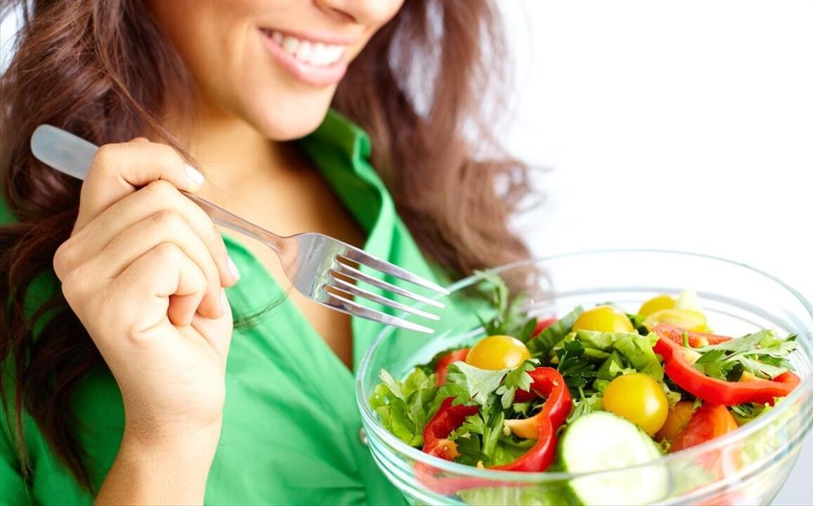 gadis makan salad sayuran pada diet 6 kelopak