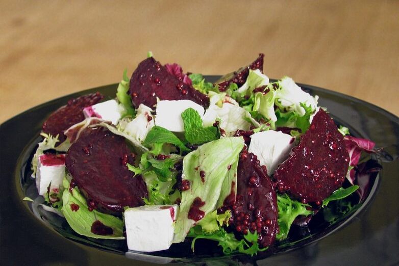 salad dengan bit dan keju untuk penurunan berat badan