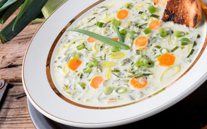 sup dengan keju dan sayur-sayuran untuk penurunan berat badan