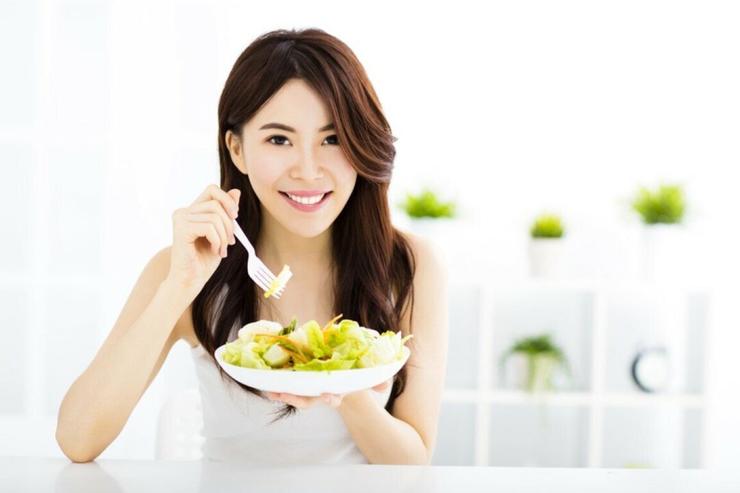 Wanita Jepun makan salad